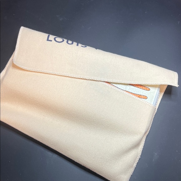 Louis Vuitton Cream/white Wallet with Character Art zippy wallet/clutch - Picture 12 of 12